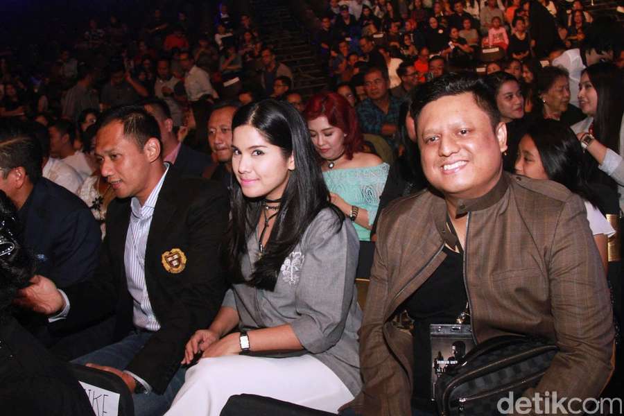 Agus Harimurti dan Annisa Pohan Asyik Nonton Konser