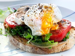 Ini Rahasia Bikin Poached Eggs Mulus dan Enak