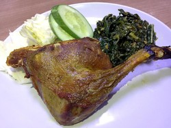 Ayam Goreng Barokah: Aduh Nikmatnya! Bebek Goreng Dicocol Sambal Korek dan Semur Jengkol yang Berbumbu Pekat