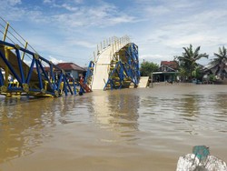 Ambruk, Jembatan Apung di Cilacap Masih Proses Pengerjaan