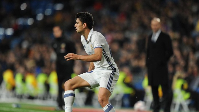 Enzo Zidane MADRID, SPAIN - NOVEMBER 30: Enzo Zidane of Real Madrid CF in action during the Copa del Rey last of 32 match between Real Madrid and Cultural Leonesa at estadio Santiago Bernabeu on November 30, 2016 in Madrid, Spain. (Photo by Denis Doyle/Getty Images)