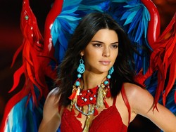 Kanye West Sakit, Klan Kardashian Tak Nonton Kendall Jenner di Victorias Secret?