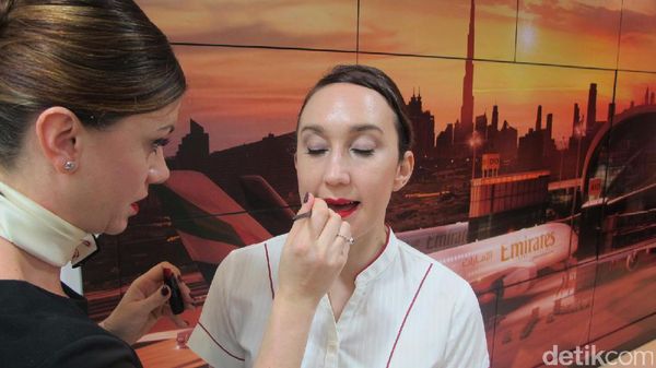 Potret Kelas Make Up Pramugari Emirates