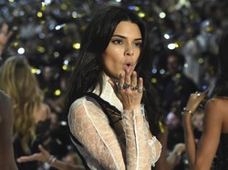 Foto: Kendall Jenner Memukau dengan Lingerie Lace di Show Victorias Secret