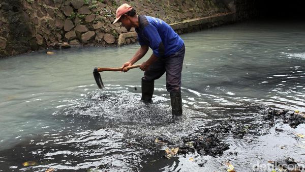 Pengerukan Lumpur Kali Hang Lekir