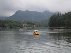 Celebrity on Vacation: Berenang di Sungai Raba Banda Aceh Celebrity on Vacation: Berenang di Sungai Raba Banda Aceh