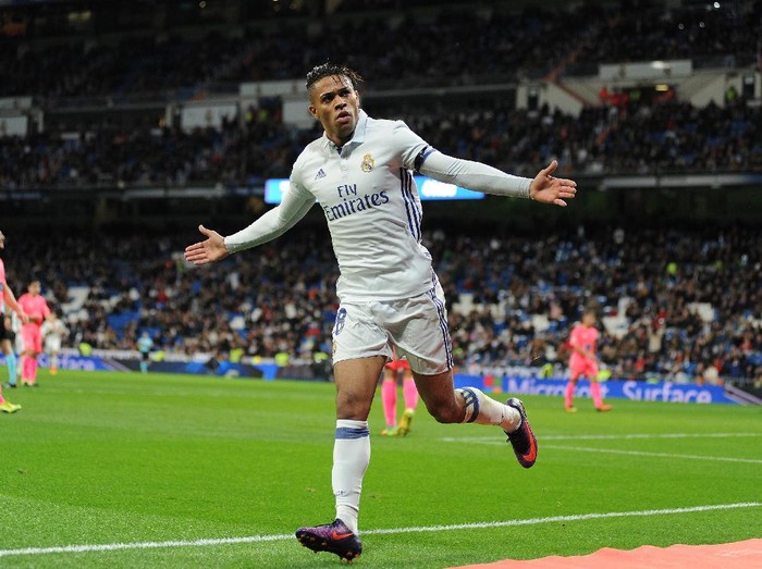 MADRID, SPAIN - NOVEMBER 30:  Mariano Diaz Mejia of Real Madrid CF celebrates after scoring Real's 3rd goal during the Copa del Rey last of 32 match between Real Madrid and Cultural Leonesa at estadio Santiago Bernabeu on November 30, 2016 in Madrid, Spain.  (Photo by Denis Doyle/Getty Images)