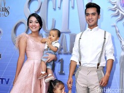 Subhanallah! Istri Ricky Harun Berhijab Sebagai Kado 4 Tahun Pernikahan