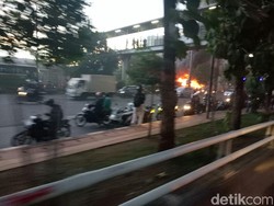Bus TransJ Gandeng Terbakar di Depan BNN