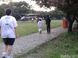 Cerita Warga Pengadegan Jaksel Panik Helikopter Mendarat di Lapangan Bola