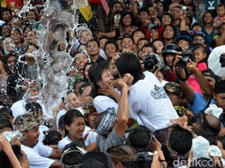 Omed-omedan, Tradisi Ciuman yang Unik di Bali