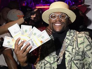 Floyd Mayweather Pamer Cek Senilai Rp 1,35 Triliun
