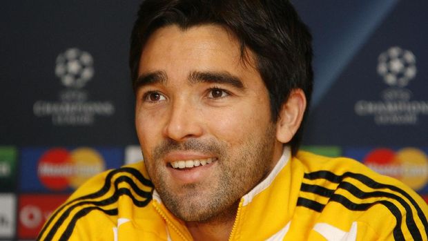 Deco Chelsea's Portuguese footballer Deco attends a press conference ahead of their European Champions League Group A football match against CFR 1907 Cluj-Napoca at Stamford Bridge in London, on December 8, 2008. Luiz Felipe Scolari insists it won't be a disaster if Chelsea fail to qualify for the Champions League knockout stages. Scolari's side need a win over CFR Cluj at Stamford Bridge on Tuesday to guarantee their progress into the last 16 of Europe's top club competition. AFP PHOTO/Ian Kington / AFP PHOTO / IAN KINGTON