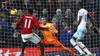 Anthony Martial menaklukan kiper West Ham United Adrian. Reuters / Jason Cairnduff.