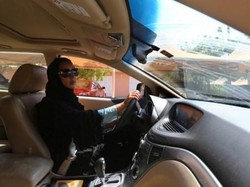 Wanita Arab Ditahan Karena Mengemudi Lagi