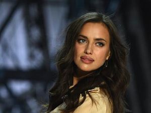 Foto: Penampilan Irina Shayk Jadi Model Victorias Secret Saat Hamil