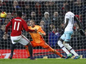 Martial dan Ibrahimovic Antar MU ke Semifinal