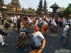 Perang Ketupat yang Seru dan Penuh Tawa di Bali