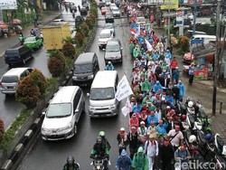 Massa dari Bogor Long March Ke Monas untuk Ikut Aksi Damai 2 Desember