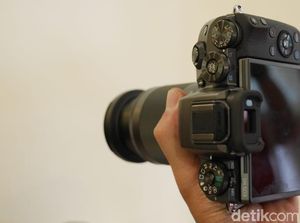 Ada Bunyi Aneh di Lensa Kamera, Normalkah?