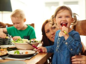 Ini Alasannya si Kecil Tidak Boleh Makan yang Itu-itu Saja Ini Alasannya si Kecil Tidak Boleh Makan yang Itu-itu Saja