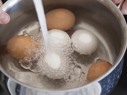 4 Cara Merebus Telur agar Matang Sempurna, Bunda Wajib Tahu