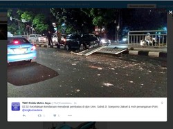 Mobil Tabrak Pembatas Jalan di Depan Universitas Sahid, Jakarta Selatan