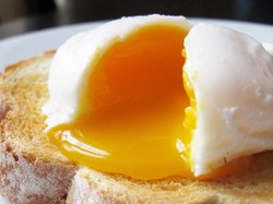 4 Langkah Mudah Bikin Poached Egg Mulus a la Jamie Oliver