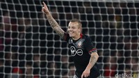 Di menit ke-13, sebuah percobaan Sofiane Boufal mulanya terblok. Tapi bola pantulan disambar oleh Jordy Clasie dan bersarang di pojok kanan atas gawang Arsenal. Reuters / Stefan Wermuth.