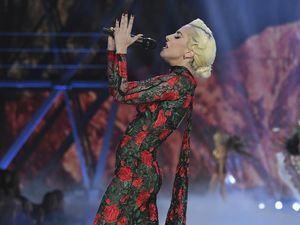 Kontras, Lady Gaga Malah Tampil Tertutup di Victorias Secret Fashion Show Kontras, Lady Gaga Malah Tampil Tertutup di Victorias Secret Fashion Show