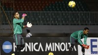 Kiper utama dan pelapis juga melakukan latihan menangkap bola.