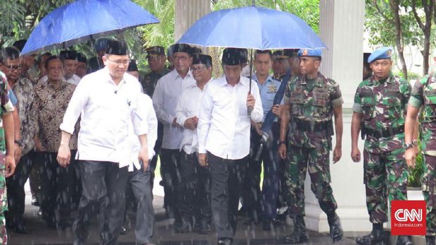 Presiden Joko Widodo dan Wakil Presiden Jusuf Kalla, berangkat menuju Lapangangan Monas untuk melaksanakan salat jumat bersama massa Aksi Bela Islam III, Jumat, 2 Desember 2016.