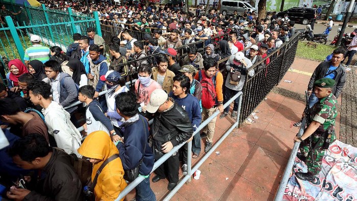 Nasib Suporter Timnas: Beli Online Susah, Beli Offline Terhadang Macet