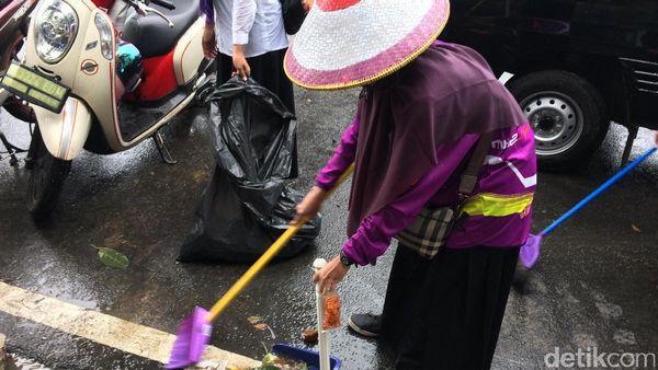 Siswi-siswi Asal Depok dan Ciamis Bersihkan Sampah di Monas