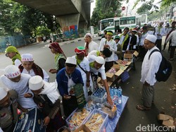 Penjual Roti di Manggarai Konvoi ke Monas, Bagi-bagi Dagangan Gratis
