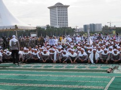 Aksi 2 Desember, Polisi Bersorban Bentuk 2 Saf Terdepan di Depan Monas