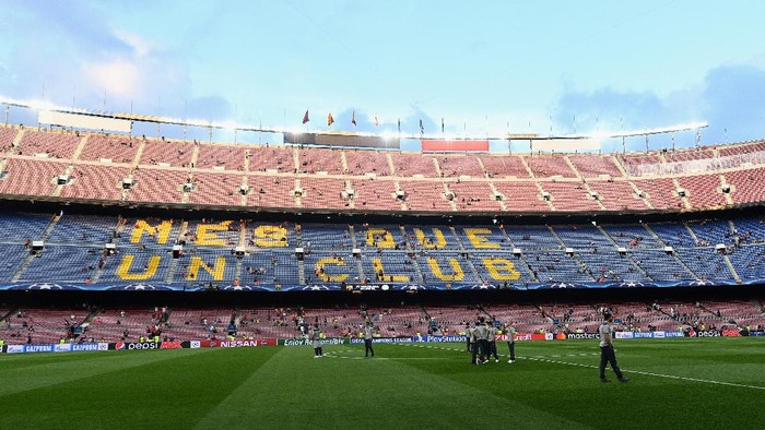 BARCELONA, SPAIN - SEPTEMBER 13:  A general view as Celtic players walk on the pitch prior to the UEFA Champions League Group C match between FC Barcelona and Celtic FC at Camp Nou on September 13, 2016 in Barcelona, Spain.  (Photo by David Ramos/Getty Images)