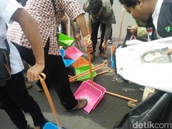 Bawa Sapu Lidi, Massa Aksi Bersih-bersih dari Bundaran HI ke Monas