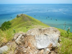 Duh Sayang, Si Cantik Pulau Kenawa Kini Penuh Coretan