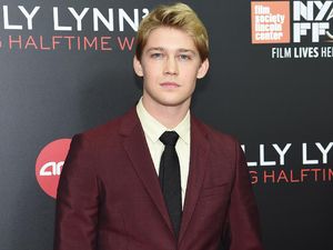 Joe Alwyn, Aktor yang Meledak Lewat Billy Lynns Long Halftime Walk