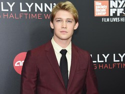 Joe Alwyn, Aktor yang Meledak Lewat Billy Lynns Long Halftime Walk