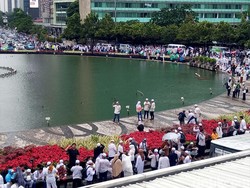 Bubar Aksi, Sebagian Massa Mampir ke Bundaran HI untuk Berselfie