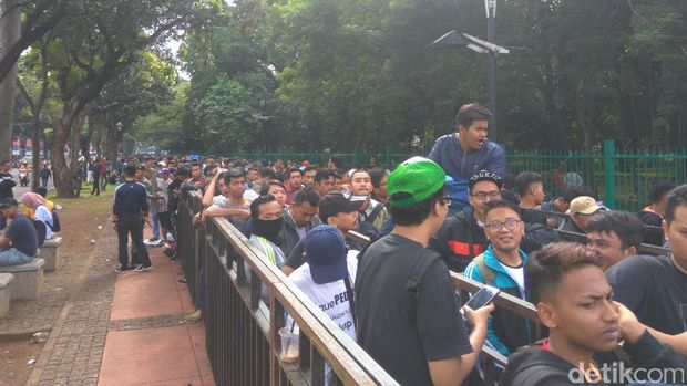 Suporter Serbu GBK untuk Beli Tiket karena Susah Beli <I>Online</I>