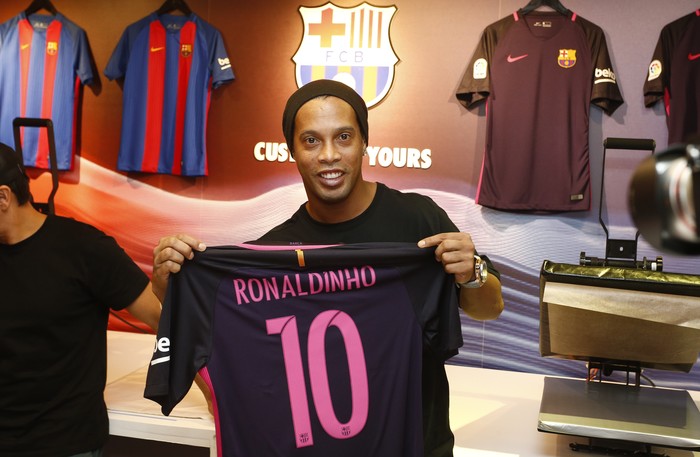 NEW YORK, NY - SEPTEMBER 07: Ronaldhino displays his customized jersey at Niketown to celebrate the Clubs arrival to New York on September 7, 2016 in New York City. (Photo by Jeff Zelevansky/Getty Images for FC Barcelona)