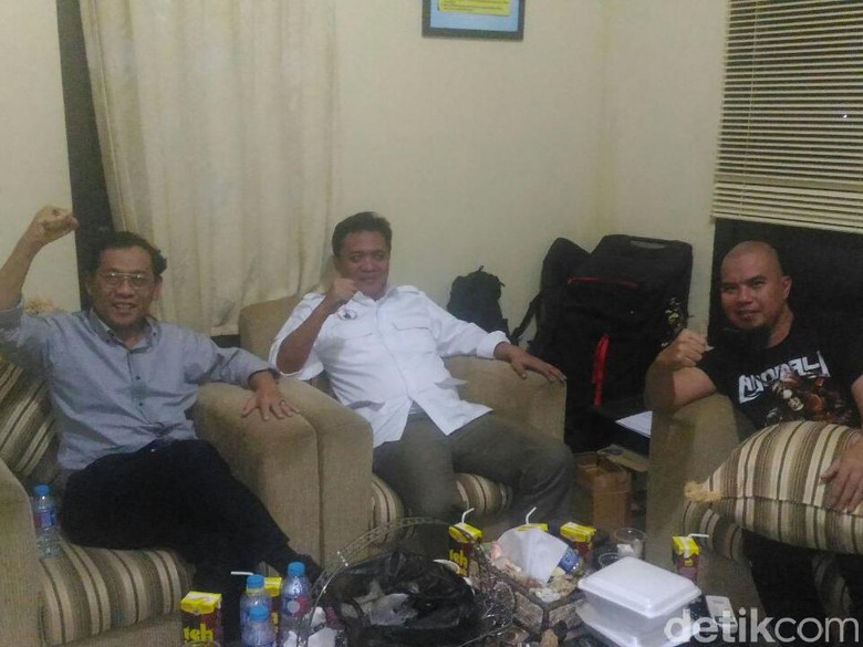 Ahmad Dhani Dijemput Polisi, Jupe-Depe Akhirnya Damai Ahmad Dhani Dijemput Polisi, Jupe-Depe Akhirnya Damai
