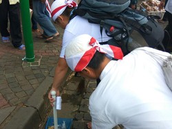 Aksi Bersih-bersih Sampah Mulai Dilakukan di Depan Masjid Istiqlal