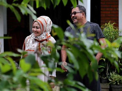Begini Aktivitas Keseharian Rano dan Istri