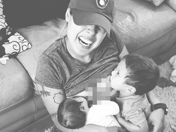 Ekspresi Bahagia Ibu Saat Menyusui Tandem Ini Jadi Viral