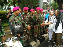 Jabat Tangan Hangat Massa Aksi 2 Desember dengan Anggota TNI