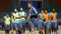 Mereka melakukan latihan ringan.